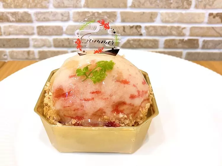 先日から新しく桃のチーズタルト出ています♡ なめらかに焼き上げたチーズタルトにラズベリージャムとカスタードクリームを絞り半割の桃を乗せました ジューシーな桃と香ばしいチーズタルトの絶妙なハーモニーをお楽しみください♡ ※明日8/22〜26は夏季休業とさせて頂きます‍♀️ご迷惑をおかけいたしますが、何卒宜しくお願いいたします。 #桃 #桃タルト #チーズタルト #松戸ケーキ #パティスリーhagumi #パティスリーはぐみ