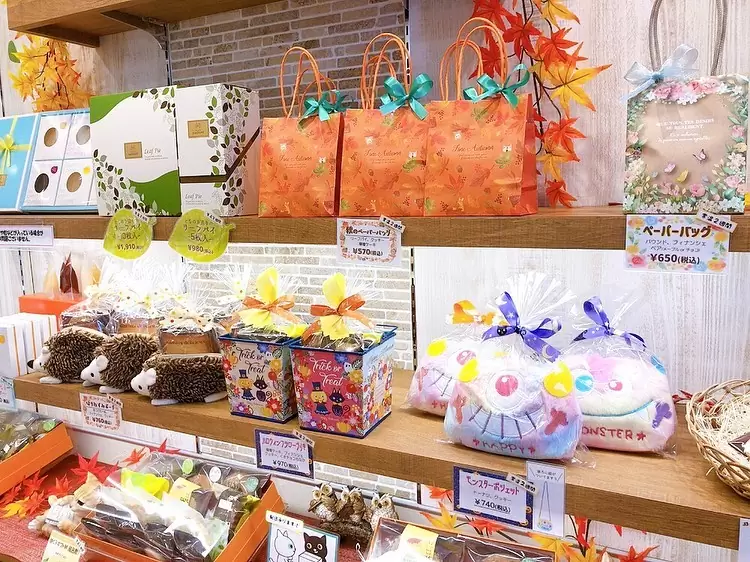 本日、明日はお店はお休みです♀️15日(木)からまた営業しておりますので、ご来店お待ちしております 気温もかなり涼しくなってきて、店内も秋仕様に衣替えしています 可愛い秋のギフトたちが店頭に勢揃い♡昨年大人気だったハリネズミポーチ?をはじめ、ハロウィンギフトも徐々にお出ししています♪ 秋のHAGUMIも是非チェックしてみて下さいね? #秋ギフト #はりねずみ #ハロウィン #松戸スイーツ #パティスリーはぐみ #パティスリーhagumi