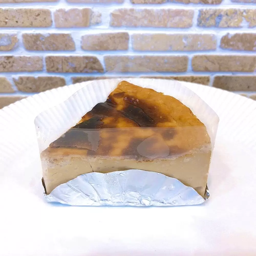 以前お出ししていた?黒糖バスクチーズ?ご要望が多かったため、再販しております♡ 以前よりも更になめらかな口溶けになるよう改良しての登場です♡甘さ控えめながら濃厚でなめらかな口溶けの病みつきになるバスクチーズケーキ?見かけたら是非お持ち帰りください♬ そして、本日は【クレープの日】最終日です!ボリューム満点の自家製クレープ、是非お楽しみください #バスクチーズケーキ #バスチー #クレープ #クレープの日 #松戸ケーキ #パティスリーhagumi #パティスリーはぐみ