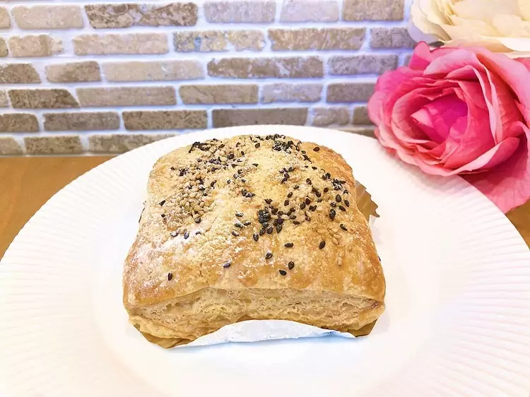 昨日まで開催していた【クレープの日】期間中、沢山の方にご来店いただきありがとうございました! お召し上がり頂いたお客様から「美味しかった!」「すごいボリュームだった!」と嬉しいご感想を頂き、とても有難いです?! また皆様に喜んでいただけるイベントを日々考えておりますので、是非お楽しみに 写真は、最近リニューアルしたクリームパイ♬ 生クリームをたっぷり詰めた香ばしいさくさくパイにさらに黒胡麻&白胡麻を散らし、より香りを楽しめるように 是非お試しください♬ また、9月16日(金)の【はぐみの日】キャラメルコルネもまだご予約可能です♬ 10月は周年イベントがあるため、10月の【はぐみの日】はお休みの予定です♀️9月のキャラメルコルネ、是非ゲットしてくださいね♡ お電話もしくは店頭にて、お気軽にお問い合わせください #クリームパイ #ゴマ #胡麻 #キャラメルコルネ #松戸ケーキ #パティスリーhagumi #パティスリーはぐみ