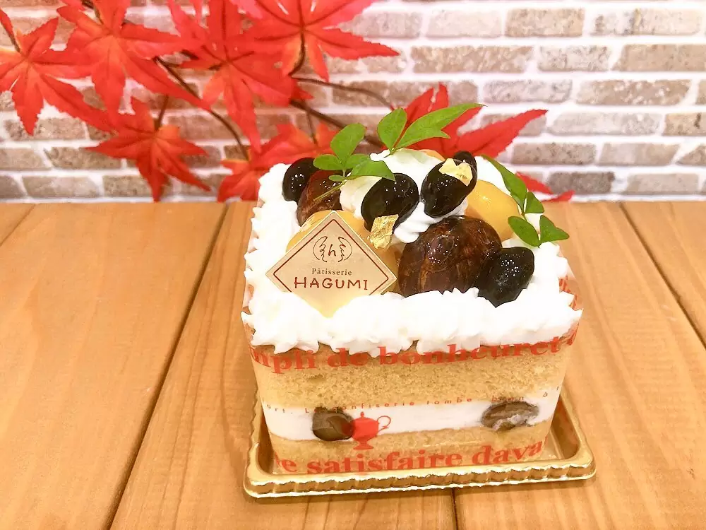 本日から3日間限定で和三盆ショート出ています️ 和三盆糖を使用した ふわふわスポンジに生クリームと黒豆をサンドし、上にはカスタード&生クリーム、栗、黒豆を贅沢に飾りました♡ サイズは3号サイズのみで、1〜2名様でもお召し上がりやすい可愛いサイズですこの時期ならではの和風ケーキお誕生日やおやつには勿論、敬老の日のお祝いにも是非 #和三盆糖 #和三盆ケーキ #敬老の日 #敬老の日ケーキ #松戸ケーキ #パティスリーhagumi #パティスリーはぐみ