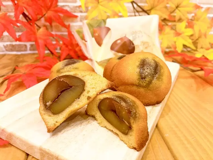 本日は、お店はお休みです♀️明日からまた営業しておりますのでご来店お待ちしております! 写真は、お問い合わせも多かった秋冬限定のマロンケーキ 明日から販売開始いたします 栗ペーストを練り込んだしっとり生地に栗の渋皮煮を贅沢に丸ごと一粒入れて焼き上げました 栗の風味豊かな味わいを是非ご堪能ください♡ おやつには勿論、お手土産用に5個入りもご用意しています♬