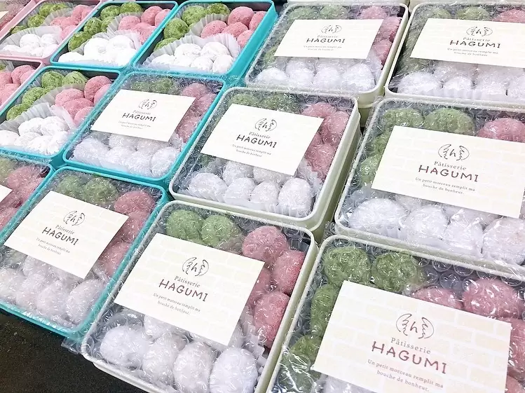 2周年祭まであと2日お店では、限定販売のブールドネージュ缶♡をせっせとお作りしています? プレーン、苺、抹茶の3種類のお味が楽しめる特製ブールドネージュ缶 全て手作業でお作りしているため、販売数には限りがございます♀️商品がなくなり次第終了となりますのでご注意ください その他10月15日(土)、16日(日)の周年祭では2周年限定プリントクッキー入りのお得な焼き菓子詰め合わせや、2,000円以上のお会計で10%offチケットプレゼントなど感謝の気持ちを込めた特典をご用意しております♬ ご来店心よりお待ちしております♡ #2周年 #感謝祭 #いつもありがとうございます #ブールドネージュ #復活 #松戸ケーキ屋 #パティスリーhagumi #パティスリーはぐみ