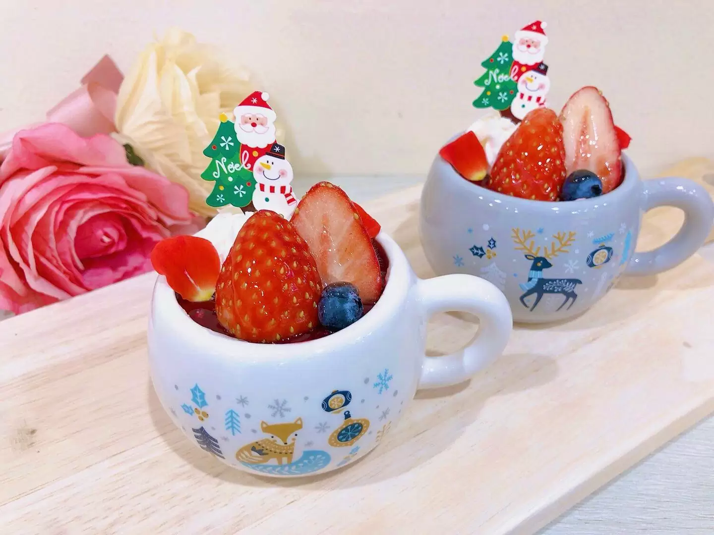 昨日から、新しくベリークリスマス出ています 可愛い北欧風カップにルビーチョコムースとピスタチオスポンジ、中にはフランボワーズを忍ばせて?上にはタイベリーのジュレを流し可愛く飾りました ケーキも秋から冬へ…徐々に変わっていっています♡是非お召し上がりください? Xmasケーキのご予約も受付中です店頭にて、お気軽にお声がけください♬ #ベリームース #カップスイーツ #ベリークリスマス #クリスマスケーキ予約 #松戸ケーキ #パティスリーhagumi #パティスリーはぐみ