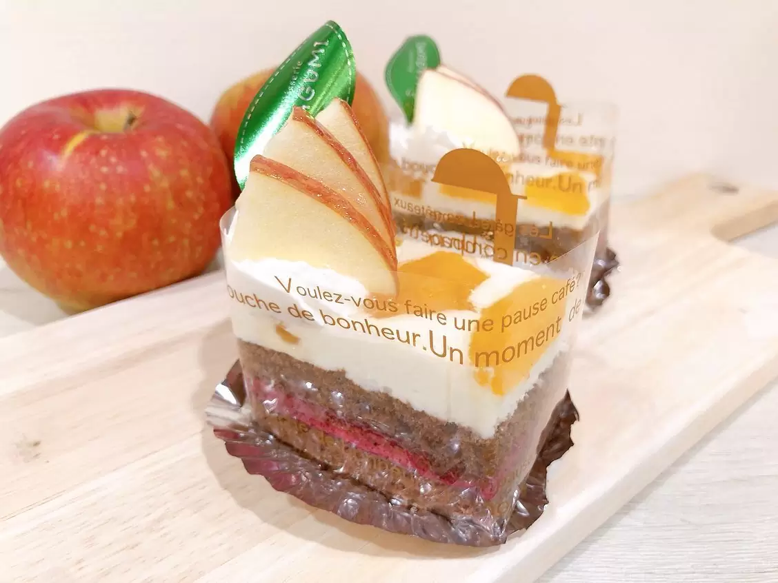 新しくアップルカシス出ていますチョコスポンジにカシスムースを重ね、上にはりんごのキャラメルソテーと青リンゴムースを流しました 見た目も可愛いアップルカシス是非ご賞味ください♬ また、Xmasケーキのご予約がだんだん埋まってきています♀️ 現在ご予約頂けるのが、ガトーショコラが少しと、Xmasデコレーションです! ご予約は12月19日(月)まで受付中ですのでご予約お待ちしております #アップルカシス #林檎ケーキ #カシスケーキ #クリスマスケーキ #クリスマスケーキ予約 #松戸ケーキ屋 #パティスリーhagumi #パティスリーはぐみ