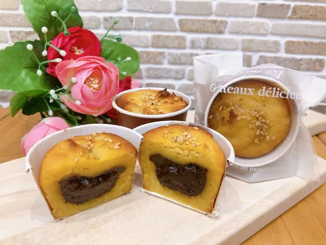 とろ〜りチョコポテト期間限定で新しく出ています♡ 大人気のはぐみのスイートポテトにチョコガナッシュを潜ませてチョコスイートポテトにしちゃいました♡ 電子レンジで軽く(500w20秒ほど)温めて頂くと、中からとろ〜りチョコが溢れ出てまるでフォンダンショコラ?! な美味しさを味わって頂けますお日持ちは要冷蔵1週間お手土産にも最適です♡ 通常のスイートポテトと食べ比べてみるのもオススメですよ♬ #スイートポテト #フォンダンショコラ #チョコスイートポテト #松戸スイーツ #手土産スイーツ #パティスリーhagumi #パティスリーはぐみ