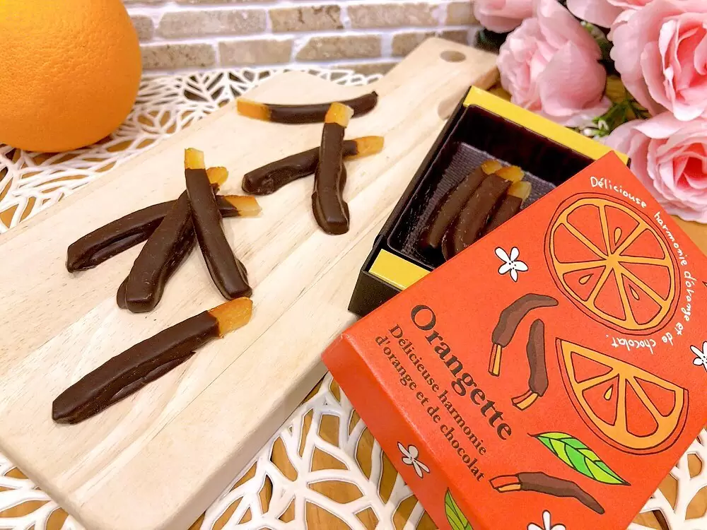 オランジェット今年も期間限定で出ています♡ シロップに漬け込んだオレンジピールを55%のスイートチョコレートにくぐらせお洒落で可愛いチョコレート菓子に 毎年大人気のオランジェット今年はチョコレートをより相性の良いものにしているので更に美味しくお召し上がり頂けるはずです是非チェックしてくださいね? #オランジェット #オレンジピール #スイートチョコ #期間限定 #松戸スイーツ #パティスリーはぐみ#パティスリーhagumi #松戸バレンタイン
