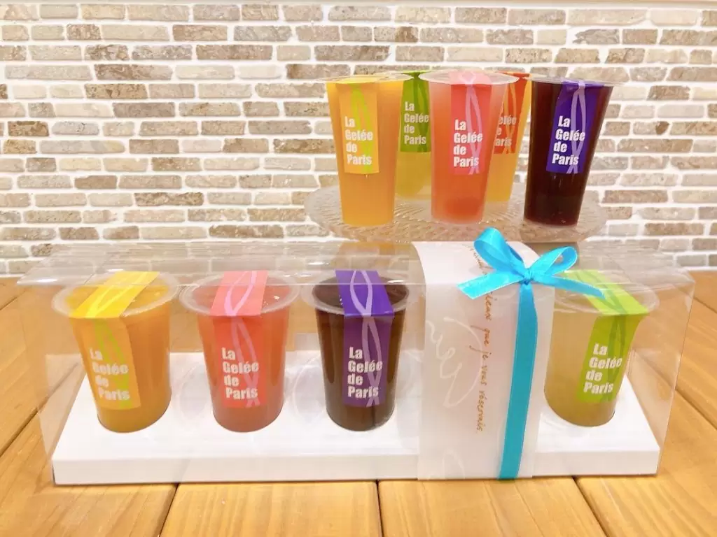 暑い季節にぴったり♡のフルーツゼリー登場しています♬ お味は?マンゴー桃&チェリー?ブルーベリーオレンジぶどう(マスカット)の5種類 どのゼリーもジューシーで爽やかな美味しさです♡ギフト用に5個入りもご用意しています おやつに、お手土産に是非 また、こどもの日ケーキもご予約受付中です♬お子様の健やかなご成長のお祝いにぴったりのケーキご用意しています? お電話、もしくは店頭にてお気軽にお問い合わせください