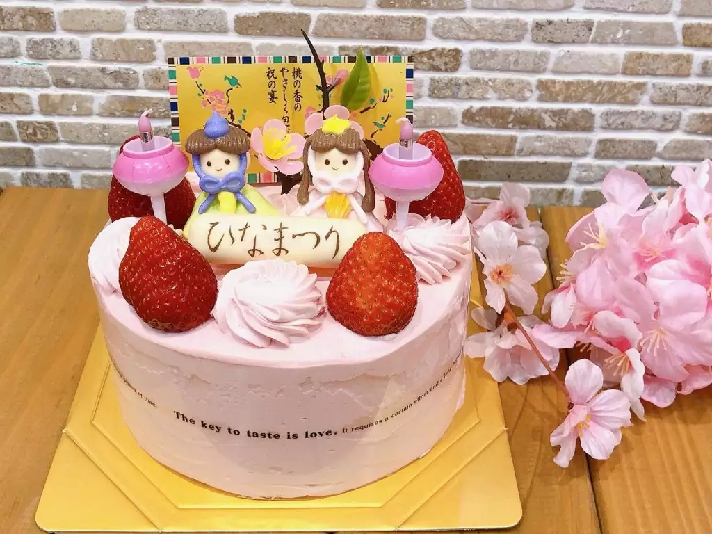 3月3日はひなまつりですねひな祭りのケーキに関してたくさんのお問合せを頂き、ありがとうございます♀️ 今年もひな祭りのケーキご用意いたします? 写真はひな祭りデコレーション ふわふわのスポンジに苺クリーム&苺をサンドして周りのクリームも苺クリームで可愛く仕上げました♡ お好きなホールケーキにお雛様飾りをお乗せする事もできるので是非お気軽にお申し付けくださいね またチラシも出来次第ご案内させていただきます
