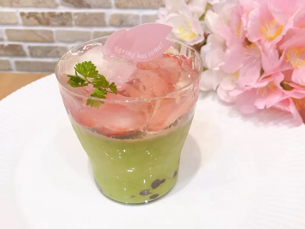 宇治抹茶パフェ新しく出ています♡香り高くなめらかな宇治抹茶ブリュレに茹であずきを入れ、白玉、苺、桜風味の柚子ゼリーを乗せました 見た目の華やかさと濃厚な抹茶ブリュレがたまりません この時期限定の特製和スイーツ是非お楽しみください?