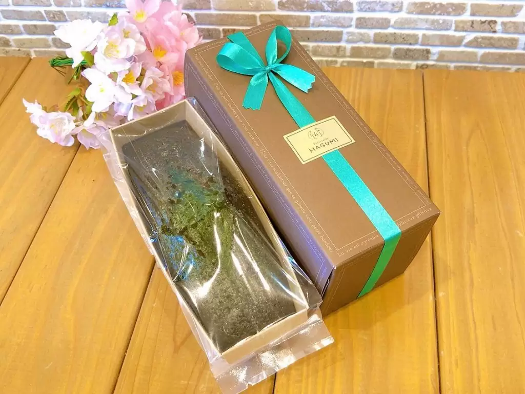 期間限定で宇治抹茶パウンド出ています! 宇治抹茶を練り込みしっとりふんわり焼き上げた抹茶パウンドケーキ中にはほっくりとした甘さの黒豆がゴロゴロ入って、食感も楽しい一品です♡ 期間限定商品のため抹茶好きさんは是非チェックしてみてくださいね