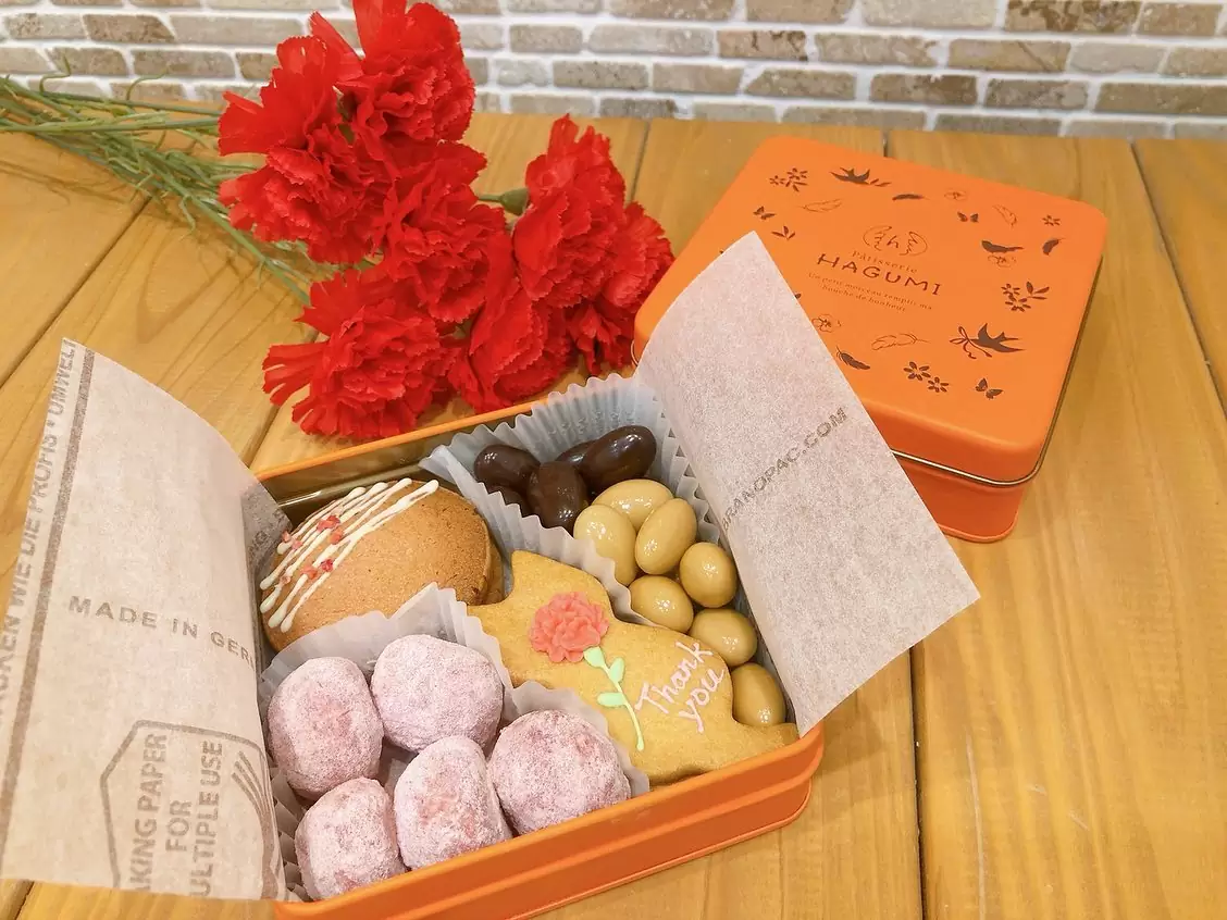 可愛いクッキー缶出来ましたはぐみのお菓子を詰め込んだご褒美やギフトにぴったりのクッキー缶 中身は︎ブールドネージュ(苺)︎猫クッキー︎アマンドショコラ (ブロンド、スイート)︎フランボワーズクッキー︎チョコチップクッキーが入っています 猫ちゃんのクッキーはカーネーションとthank youの文字でおめかしして母の日の贈り物にもぴったりです 是非お手に取ってみてくださいね♡ #クッキー缶 #クッキー缶販売 #クッキー缶可愛い #松戸スイーツ #パティスリーはぐみ #パティスリーhagumi