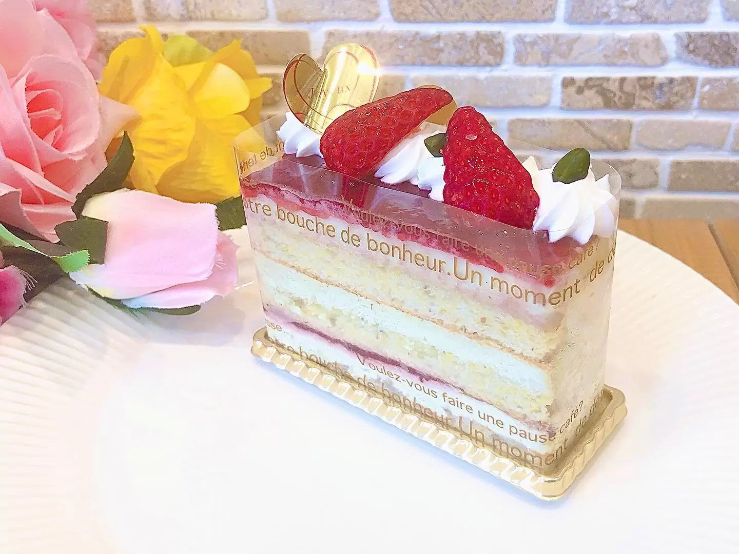 ピスタチオルージュリニューアルして登場しています ライム風味のピスタチオダックワーズでイタリア産ピスタチオクリーム、甘酸っぱいフランボワーズジャムをサンドしました はぐみのオープン当初から人気のピスタチオルージュ 最近ありませんか??とのお問合せをたくさん頂きリニューアルして登場です 是非ご賞味ください♬ #ピスタチオ #ピスタチオケーキ #ピスタチオルージュ #松戸ケーキ屋 #パティスリーはぐみ #パティスリーhagumi