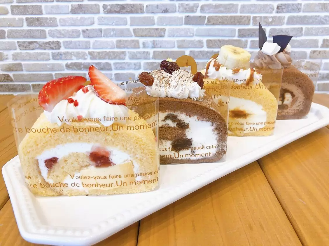ロールの日今年もやります♡6月3日(土)〜5日(月)の3日間限定ロールをご用意♬ 今年のラインナップはこちらストロベリーWチーズケーキラムレーズンキャラメルバナナナッツスモア ストロベリーWチーズケーキふわふわスポンジにレアチーズクリームと苺ジャム、大人気の濃厚チーズケーキを巻いて上にはフレッシュ苺をトッピングしました ラムレーズンふわふわチョコスポンジにバニラ風味の生クリームと自家製ラムレーズンをたっぷり巻いた大人のロールケーキ キャラメルバナナふわふわスポンジにバニラ風味の生クリームと自家製キャラメルソース、バナナを巻いた相性抜群の組み合わせ ナッツスモアふわふわチョコスポンジにチョコクリームとマシュマロ、チョコガナッシュ、アーモンドを巻いた食感が楽しいロールケーキ♬ どのロールケーキも、「こんなの食べたかった」を詰め込んだ特製ロールケーキ♡ 3日間限定なのでお見逃しなく!!! 5月25日(木)からご予約も受付開始しますお電話、もしくは店頭にてお気軽にお声掛けください️ #ロールケーキ #ロールの日 #ロールケーキの日 #限定ロール #松戸ケーキ #パティスリーはぐみ #パティスリーhagumi