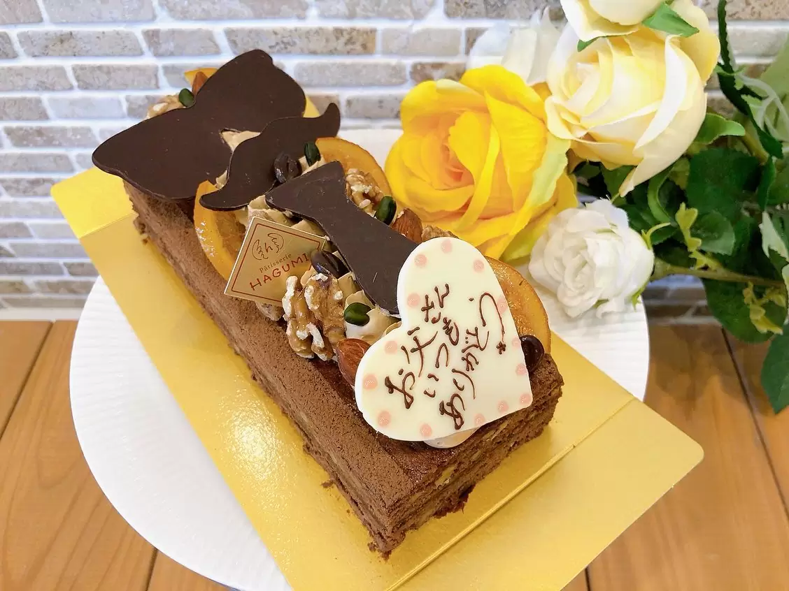 父の日限定ケーキ今年もご用意しております♡ パパブラウニー胡桃がゴロゴロ入ったしっとり濃厚なブラウニーにチョコガナッシュをサンドし、上にはコーヒー風味のバタークリーム、ナッツ、オレンジ、チョコ飾りでダンディなパパ風に仕上げました♬ 手前には、日頃の感謝を込めて「いつもありがとう」のメッセージも? 甘さ控えめなのでお父さんへのプレゼントにぴったりの一品です その他、毎年人気の★房総ウイスキーケーキ?★ビールゼリー や、しょっぱい系代表の★おつまみクッキー缶?などなど、お父さんが喜ぶお菓子をご用意しています♬ 是非覗いてみてくださいね #ブラウニー #コーヒー #おつまみクッキー缶 #父の日 #父の日ケーキ #父の日プレゼント #父の日ギフト #パティスリーはぐみ #パティスリーhagumi