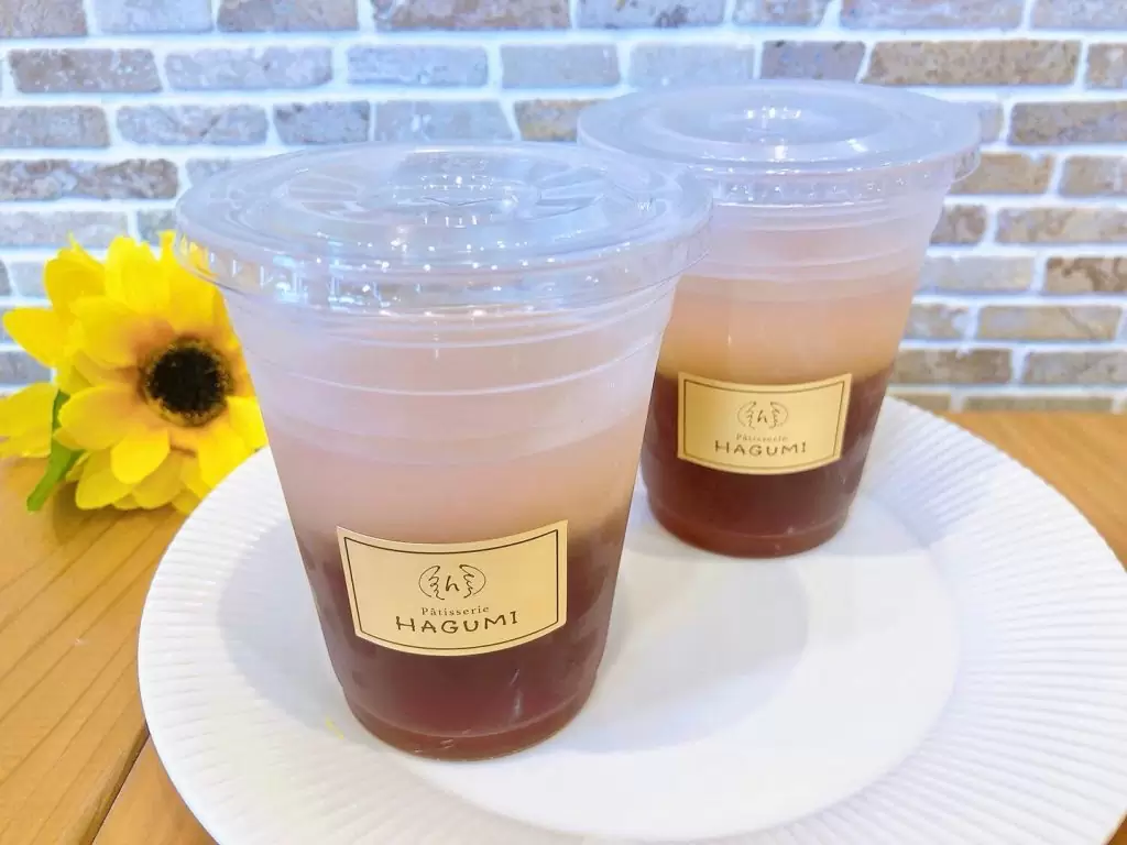 飲むゼリーピーチティー新しく出ています♬ 暑い季節にぴったりのさっぱりピーチティー♡ジューシーな桃そのままの美味しさのプルプルピーチジュレ(上)と香り豊かな爽やか紅茶ゼリー(下)の最強の組み合わせです グビッとさっぱり是非お召し上がりください? 暑いので、ご来店の際はお気をつけてお越しください♀️