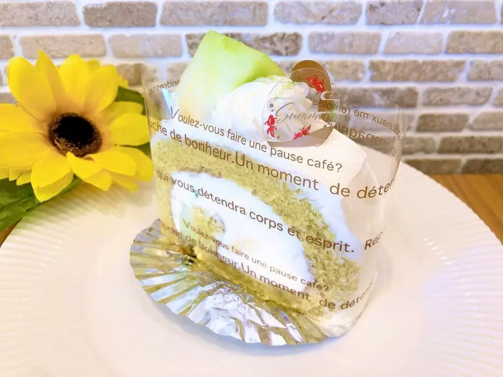 初夏のメロンロール7月いっぱいくらいで終了予定です♀️ メロン風味のふわふわスポンジにたっぷりの生クリームとジューシーな完熟メロンを巻いたこの時期ならではの特製ロールケーキ まだ食べたことがない方は勿論、食べ納めにも是非!!
