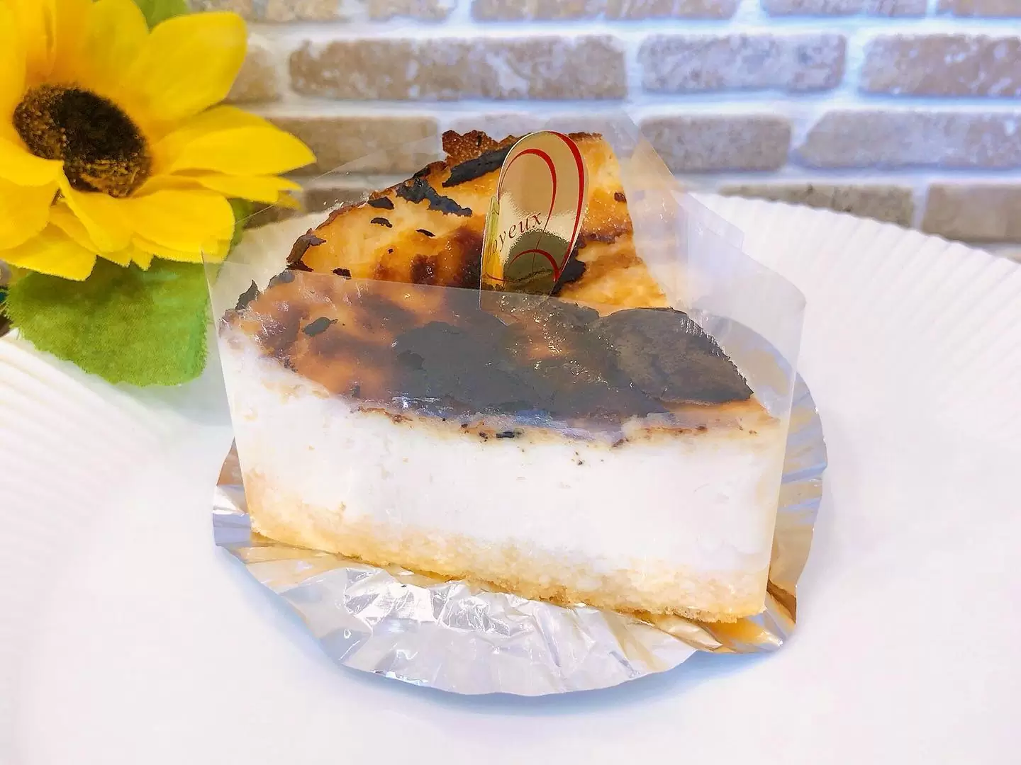 バスクチーズケーキプレーンになって登場しています♪ 季節ごとに色々なお味で登場している大人気のバスクチーズケーキ?意外とお出ししていなかったプレーンになって登場です♡ 北海道クリームチーズを使用したしっとりなめらかなチーズケーキは甘さ控えめで、この暑さでもペロリと食べられちゃいます チーズ好きさんには勿論、甘いものが苦手な方にもオススメです #バスクチーズケーキ #バスクチーズ #バスチ #松戸ケーキ #パティスリーhagumi #パティスリーはぐみ