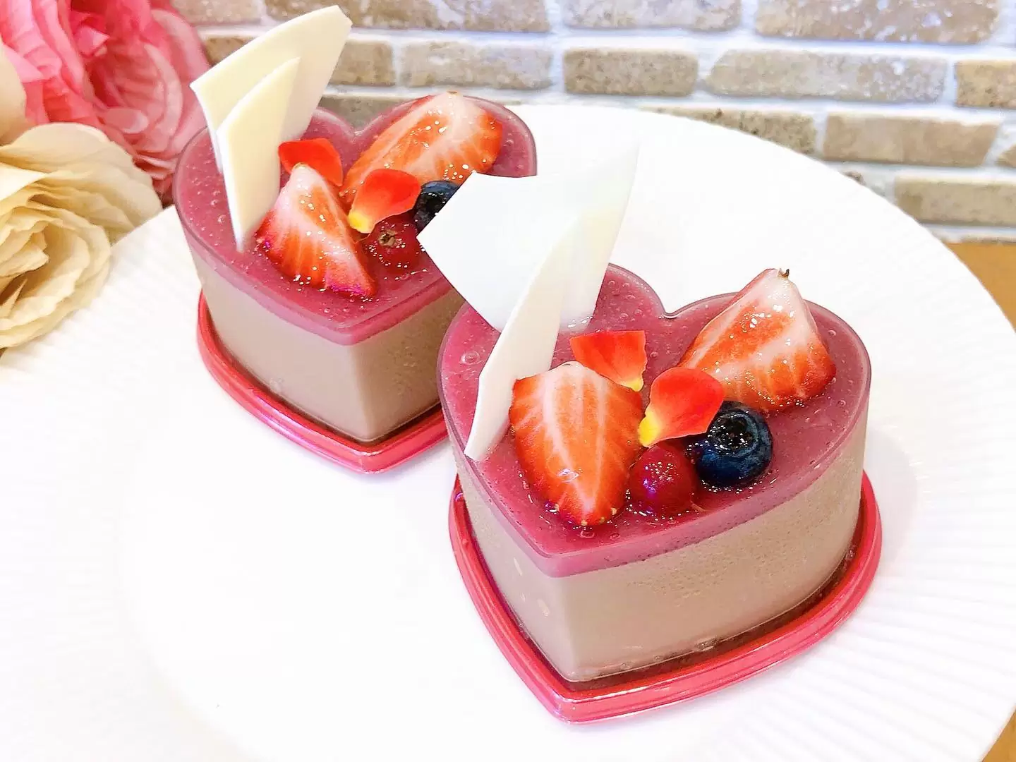 新作ハートショコラ出ています♬濃厚でなめらかなチョコレートムースの中にほのかに香るライチジュレを忍ばせ、上にはベリーを乗せて可愛く仕上げました 暑い日にもペロリとお召し上がり頂ける爽やかなチョコレートケーキです♬ 桃やメロン、マンゴー?など夏のフルーツを使用したケーキは今日あたりまででそろそろ終了となります 食べ収めがまだの方はそちらも是非 #夏のフルーツはそろそろ終わり #ショコラムース #ムースショコラ #松戸ケーキ屋 #パティスリーhagumi #パティスリーはぐみ