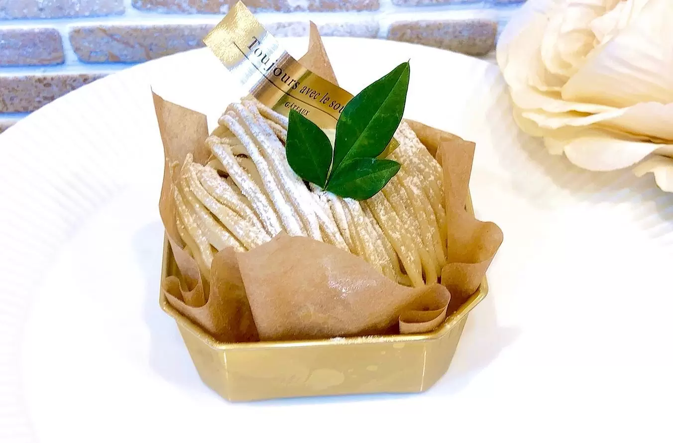 和栗のモンブランリニューアルして登場しています和三盆を使用した上品な甘さのスポンジに栗の渋皮煮を丸ごと1粒生クリームと和栗ペーストを絞って贅沢なモンブランに仕上げました しばらくモンブランをお休みしている間、たくさんのお問合せを頂きありがとうございます リニューアルしてより美味しくなったモンブラン是非お楽しみください♬ #モンブラン #和栗のモンブラン #栗スイーツ #和栗スイーツ #松戸ケーキ #パティスリーはぐみ #パティスリーhagumi