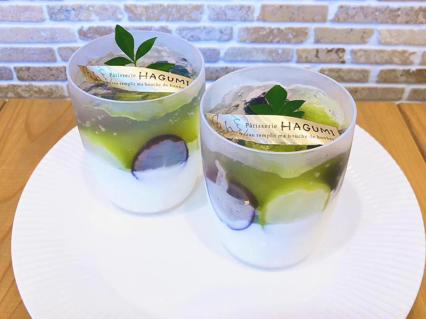 新作葡萄のパンナコッタ新しく出ていますなめらかな食感のパンナコッタにシャインマスカット&ナガノパープルとレモンゼリー?を乗せ爽やかに仕上げました 今が旬のぶどう尽くしでパンナコッタが更に美味しくなっています♡ 今日も暑いですが、パンナコッタで涼をとるのはいかがでしょうか 明日9月6日(水)はお休みです♀️9月7日(木)からまた元気に営業しております #パンナコッタ #シャインマスカット #ナガノパープル #葡萄の季節 #松戸ケーキ屋 #松戸スイーツ #パティスリーhagumi #パティスリーはぐみ
