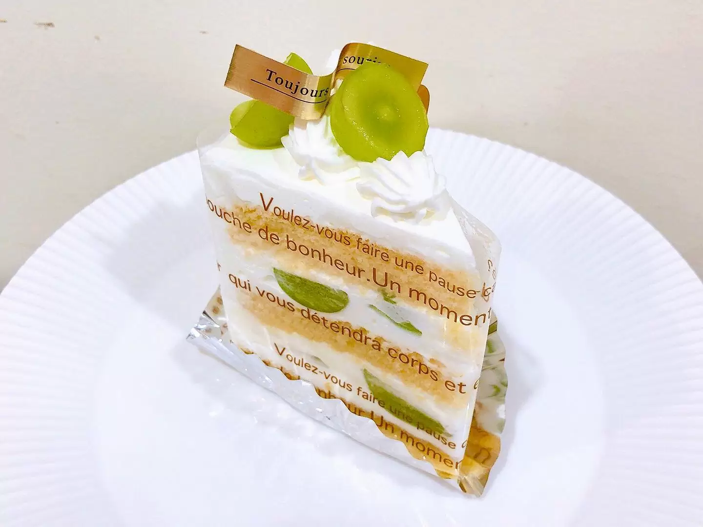 シャインマスカットのショートケーキ出ています ふわふわのスポンジに生クリームとマスカットをたっぷりサンドした贅沢なこの時期だけのショートケーキ 旬の味覚をお楽しみください? #シャインマスカット #シャインマスカットケーキ #マスカットケーキ #シャインマスカットの季節 #松戸ケーキ #パティスリーはぐみ #パティスリーhagumi