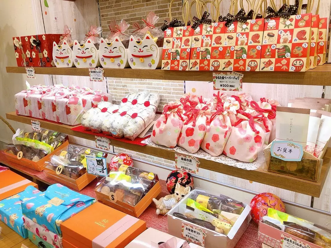 2024年明けましておめでとうございます！昨年はたくさんの方に大変お世話になりありがとうございました?今年も益々たくさんの方に楽しんで頂けるようお店作りに励んでまいりますのでどうぞ宜しくお願いいたします‍♀️ 1月1〜3日は12〜17時の営業となりますご来店の際はご注意ください。 三ヶ日は11月10日〜12月17日(日)に配布していたガラポンの抽選会も行っています抽選券をお持ちの方は是非ご参加ください♫また、三ヶ日はバラの焼き菓子は店頭にご用意ございませんがお年賀ギフトはたくさんご用意してあります?ケーキもたくさんご用意してお待ちしております #2024年 #明けましておめでとうございます #本年もよろしくお願いします #お年賀ギフト #お正月 #松戸ケーキ #パティスリーはぐみ #パティスリーhagumi