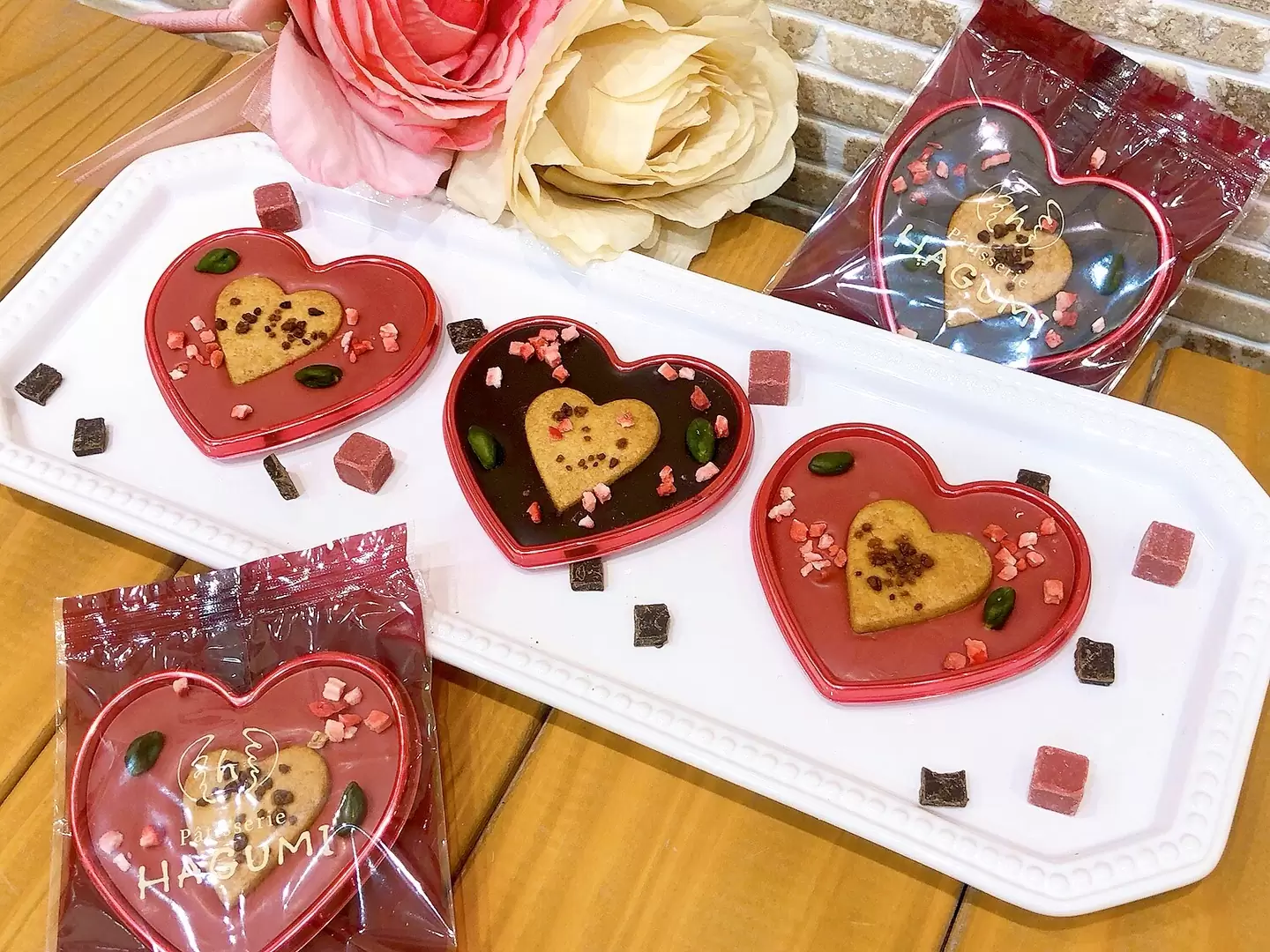 この時期限定のマンディアン今年も出ています♡店頭にはスイートチョコ苺チョコの2種類のお味が登場 これからまたホワイトチョコレートも登場予定です… 可愛い♡型のトレーにチョコレートを流し、カカオニブを散らして焼いた♡型サブレとドライ苺＆ピスタチオを散らしました 贈り物にも喜ばれること間違いなしです #マンディアン #チョコレート #バレンタイン #バレンタインチョコ #松戸ケーキ屋 #パティスリーはぐみ #パティスリーhagumi