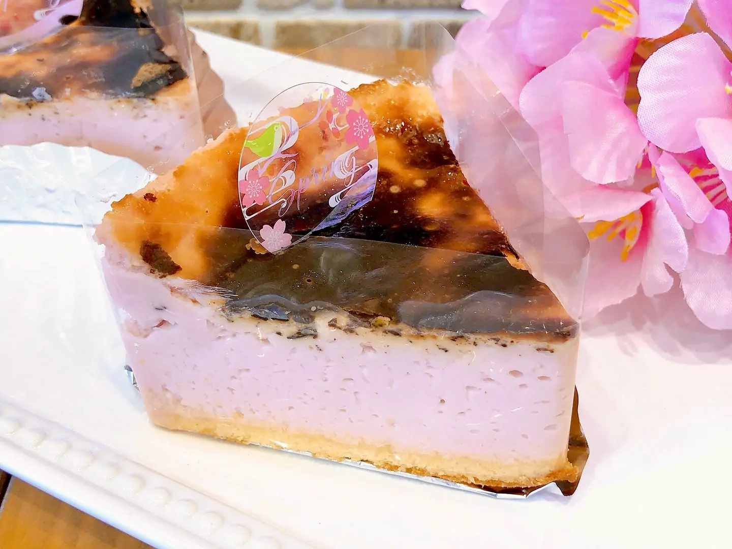 さくらバスクチーズ今年も出ています♡北海道産クリームチーズを使用した大人気のバスクチーズケーキに春限定の桜味が登場です ほんのり桜風味で昨年も大好評だった桜バスチ♡今年もスタッフ絶賛の仕上がりです♡ 爽やかな春の香りと濃厚でなめらかな食感をお楽しみください 本日、明日はお店はお休みです‍♀️お休み明けの今週末はいよいよひなまつり お子様のお祝いにケーキや焼き菓子もご用意してお待ちしております #ひな祭りケーキ #ひなまつりケーキ #桜スイーツ #桜バスクチーズケーキ #さくらバスクチーズ #パティスリーはぐみ #パティスリーhagumi