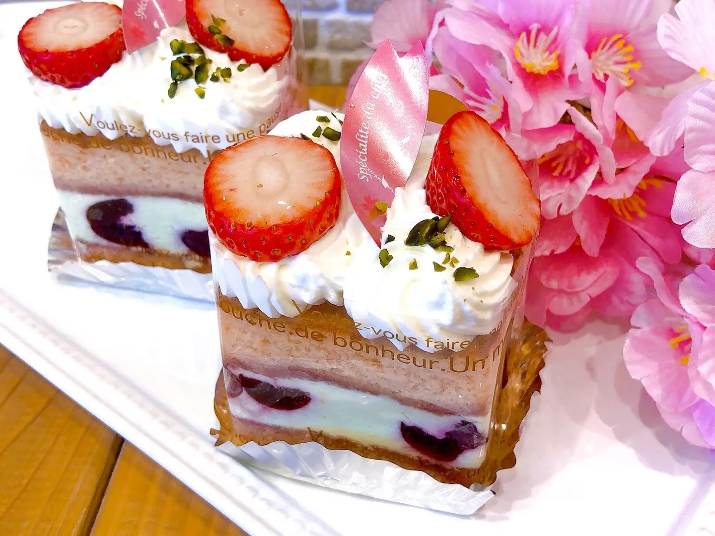 チェリーブロッサム新しく出ています桜風味のしっとりスポンジにピスタチオムースとダークチェリーのコンポートを重ね上には苺を乗せて可愛く仕上げました 最近暖かくなり春らしいケーキが続々登場しています♬ ケーキと共に春の香りを感じてみてくださいね #桜スイーツ #ピスタチオムース #ダークチェリー #春ケーキ #パティスリーはぐみ #パティスリーhagumi