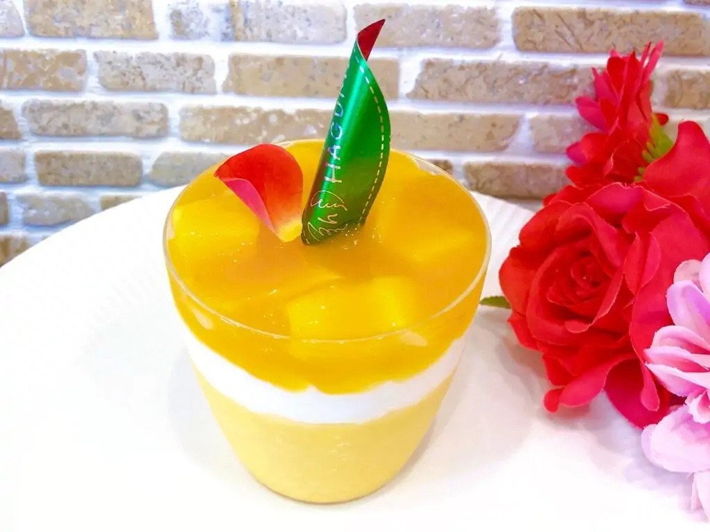 🥭マンゴープリン🥭新しく出ています♡なめらかなマンゴープリンの上に生クリームを乗せ、更にフレッシュマンゴー🥭とマンゴー&パッションジュレを乗せた夏にぴったりのさっぱりデザート️ 暑い日に涼をとるのにもってこいです♡