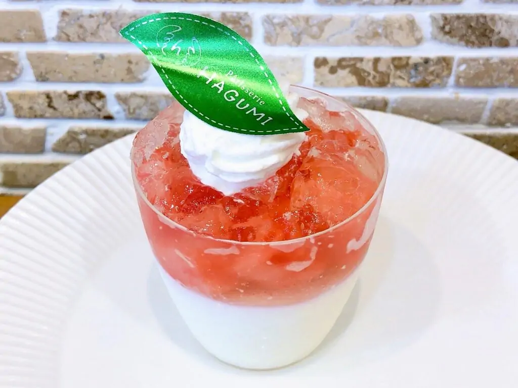 すいか杏仁新しく登場しています♡さっぱりとした杏仁豆腐に旬のスイカをたっぷり乗せてぷるぷるレモンゼリーを重ねて爽やかに仕上げました 夏全開️の涼しげスイーツで涼をとってはいかがでしょうか? 本日も相変わらず暑いですが旬のスイーツをたくさんご用意してお待ちしております️