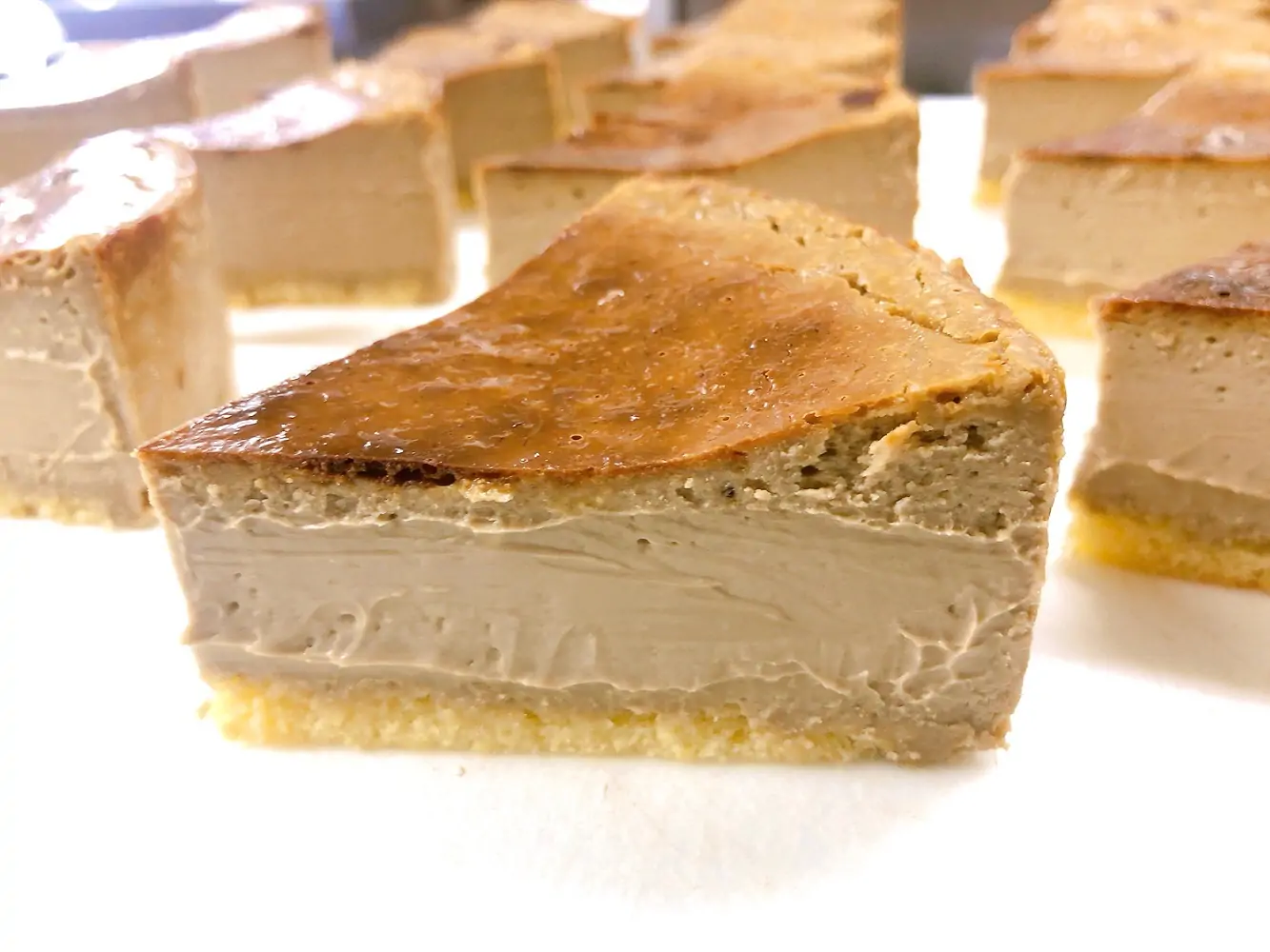 大人気のバスクチーズケーキほうじ茶味になっています以前も出ていてファンの多かったほうじ茶バスク♡口に入れた瞬間ほうじ茶の香りが口いっぱいに広がってほうじ茶好きさん＆チーズケーキ好きさんには堪りません🥰 とってもなめらかで濃厚なのに甘さ控えめなのでペロリと1個なくなってしまいますよ #バスクチーズケーキ #バスクチーズ #バスチー #バスチ #ほうじ茶 #ほうじ茶チーズケーキ #パティスリーはぐみ #パティスリーhagumi
