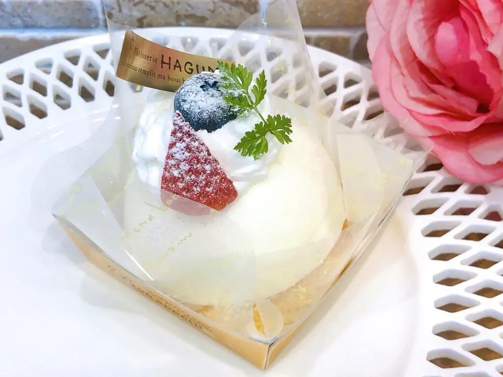 レアチーズ先日から登場しています!レモン風味のスポンジとレモンクリームの上になめらかなレアチーズを重ねました♡少し酸味のある爽やかなケーキなので連日続く暑さにぴったりです