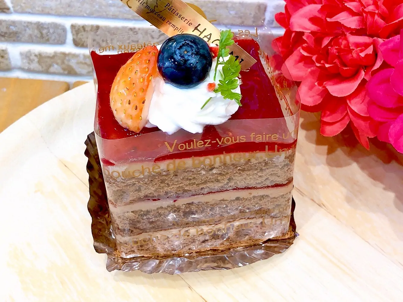 モガドールリニューアルして登場しています♡しっとりチョコスポンジになめらかなミルクチョコクリームをサンドしアクセントに甘酸っぱいフランボワーズジャムをのせました 9月に入り、徐々にショーケースが秋めいてきています寒いシーズンが近づいてくるとショーケースにチョコケーキが増えてくるのでチョコ好きさんには堪らない季節ですね お立ち寄りの際は是非チェックしてみてください #モガドール #チョコケーキ #チョコレートケーキ #復活 #松戸ケーキ #パティスリーはぐみ #パティスリーhagumi