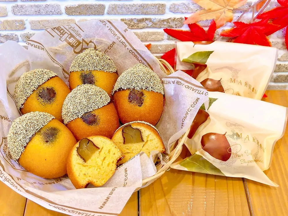 マロンケーキリニューアルして登場していますその名も【まつどん栗(ぐり)】!! 栗を練り込んだしっとりマドレーヌに栗の渋皮煮を入れて焼き上げ、チョコレートとポピーシードでどんぐりの帽子を再現♡可愛いどんぐり型のマロンケーキが完成しました 毎年秋になると、「もう販売してますか?」とお問い合わせ頂く人気商品 今年も秋を堪能できるお菓子に仕上がっています♬是非お楽しみください #マロンケーキ #まつどんぐり #栗スイーツ #秋限定 #松戸ケーキ屋 #パティスリーはぐみ #パティスリーhagumi
