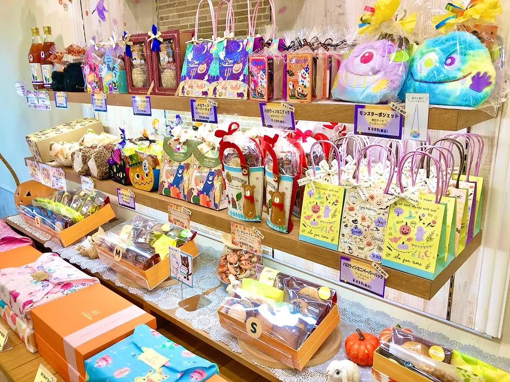 ギフトもすっかり秋＆ハロウィンになっています♡ハロウィンのギフトはカラフルで見ているだけでも気分が上がりますね 秋の焼き菓子と一緒にちょっとしたお手土産にも是非 そしてそして、実はパティスリーHAGUMIは先日こっそり4周年を迎えました いつも支えてくださる皆様のおかげでお店を続けてこられていることに心から感謝申し上げます‍♀️ これからもいつ来ても楽しみのある店皆様の大切な時間を育むお手伝いができる店🪽でいられるよう日々精進して参ります  今年は周年祭は行わなかったのですが、来年は5年と言う節目なので何か出来たら良いな♡と考えていますそちらもお楽しみに そして、周年祭がない分ハロウィンは色々と企画しています後ほどお知らせいたしますので是非奮ってご参加ください♡ 今後とも、パティスリーHAGUMIをどうぞ宜しくお願い致します‍♀️  #秋のギフト #ハロウィンギフト #焼き菓子ギフト #4周年 #いつもありがとうございます #松戸ケーキ屋 #パティスリーhagumi #パティスリーはぐみ