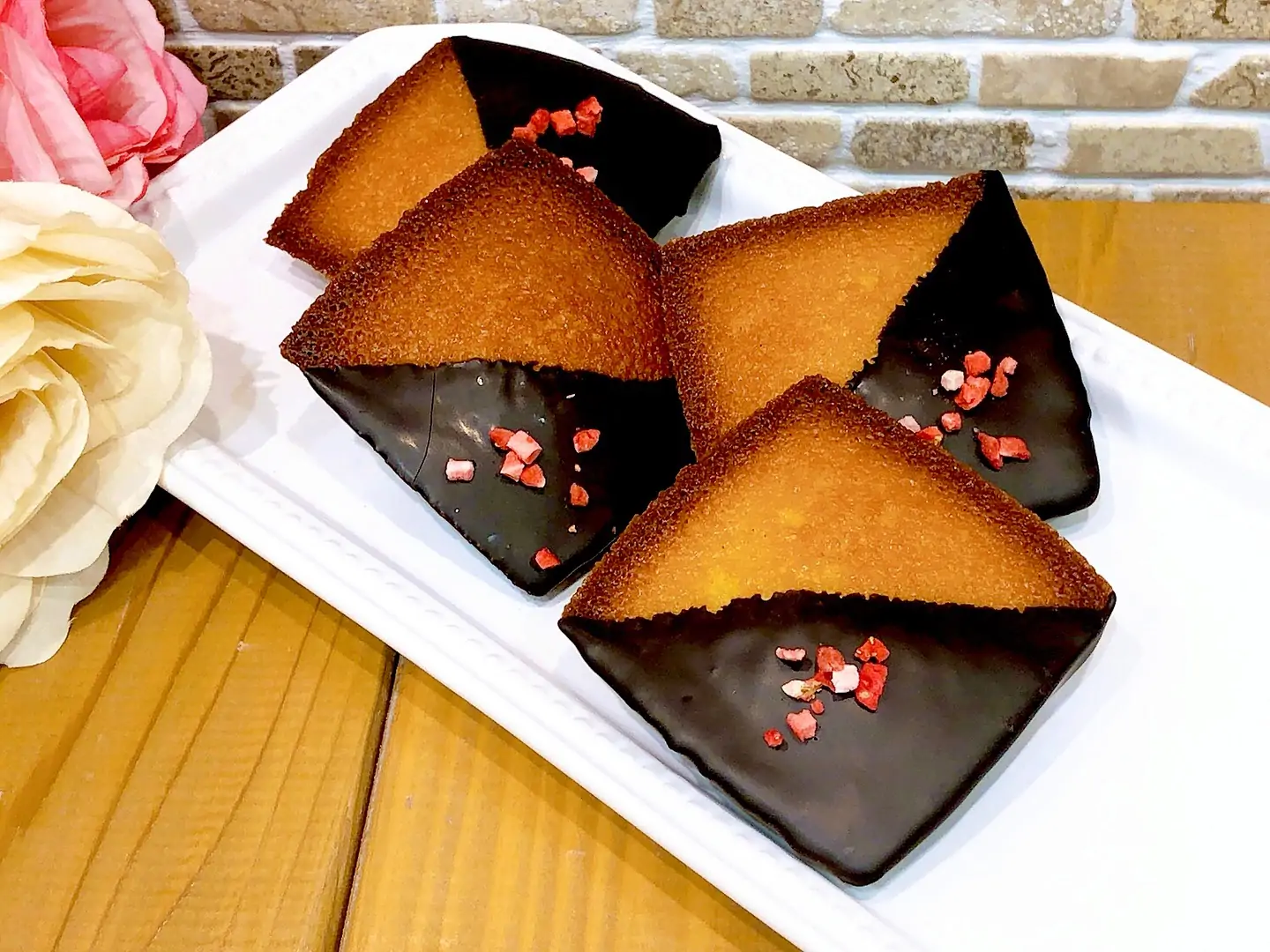 毎年人気のフィナンシェショコラ今年も登場しています発酵バター🧈と焦がしバターを使用した風味豊かなしっとりフィナンシェにスイートチョコレートをかけ、アクセントにドライ苺を飾りました 店頭ではマドレーヌにミルクチョコレートをかけたマドレーヌショコラも登場しています どちらもこの時期だけの限定販売なので併せてチェックしてみてくださいね #チョコスイーツ #バレンタインスイーツ #期間限定 #フィナンシェショコラ #マドレーヌショコラ #松戸ケーキ屋 #パティスリーはぐみ #パティスリーhagumi