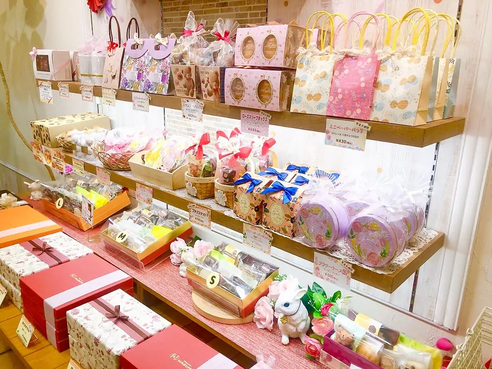 もうすぐバレンタインですね店頭では、バレンタインにぴったりの可愛いギフトやこの時期限定のチョコレートのお菓子を沢山ご用意しています♡ ギフトやお手土産、ご自身へのご褒美おやつに是非