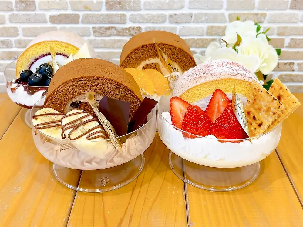 今年もやります！ロールの日6月6日(金)〜8日(日)は限定ロールケーキを販売します♬今年のテーマはパフェロール ロールケーキって美味しいけど、もっとクリームがたっぷり欲しい…！もっとトッピングがいっぱい欲しい…！！そんな贅沢なお願いを叶える欲張りなロールケーキ🤤名付けてパフェロールです！！ せっかくなので、お味は4種類ご用意しました♡苺＆生クリームキャラメルオレンジチョコバナナ🫐ブルーベリーチーズ お好みのパフェロールを是非ゲットしてくださいね♡ 勿論ご予約も受付中です！！店頭、お電話またはLINE@(@719kouvo)からお気軽にお問い合わせください