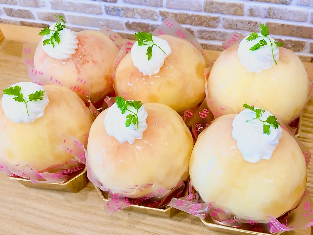 毎年大人気の丸ごと桃タルト今年もやっと登場しましたやはり人気なだけあって、登場した途端連日完売が続いており申し訳ありません♀️ 特製アーモンドタルトの上にフランボワーズジャムを塗り、カスタードクリームをたっぷり詰めたフレッシュな桃を丸ごと1個のせたとっても贅沢なケーキです🤤♡ 桃の熟し具合によってその日にお出しできる数に限りがあるため、確実にお求めの場合にはご予約をお勧めしております♀️お電話(047-712-1893)にてお気軽にお問い合わせください️ #桃スイーツ #丸ごと桃タルト #丸ごと桃 #期間限定スイーツ #松戸ケーキ #パティスリーはぐみ #パティスリーhagumi