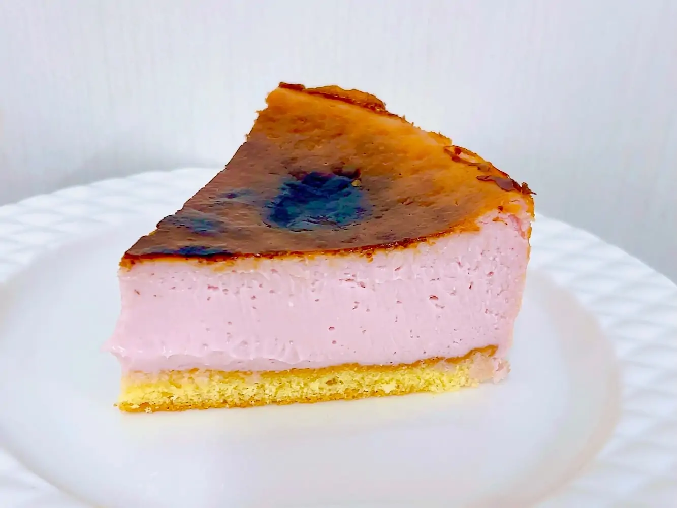 桜が開花したようですね当店でも桜ケーキがショーケースを華やかに彩っています 写真は毎年大人気の桜バスクチーズ断面からわかるくらいねっとり濃厚〜♡なチーズケーキにほんのり桜の香りが加わり季節の訪れを感じます️ 3月中あたりまでの季節限定商品なので、見つけたら是非春の味覚をお楽しみください #桜スイーツ #桜バスクチーズ #バスクチーズ #パティスリーはぐみ #松戸ケーキ