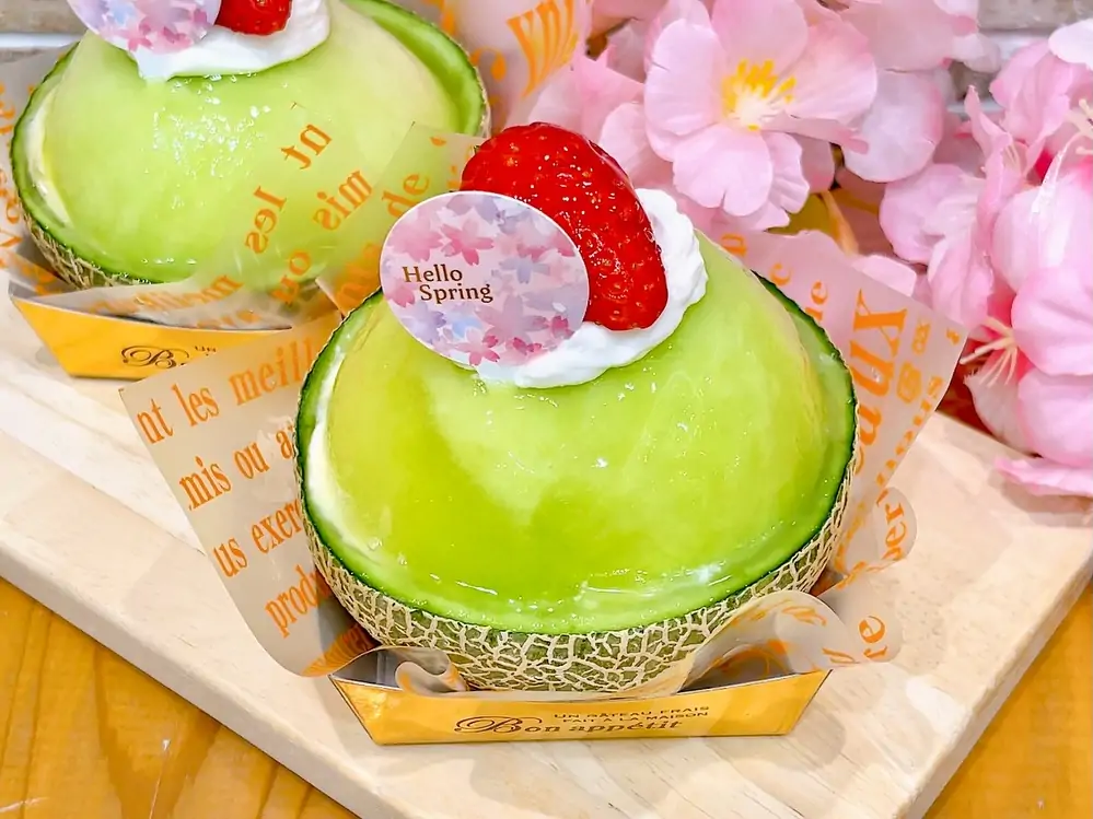 丸ごとメロン今年も登場しています今年はメロンの中にプリンをどどーん!と入れてスポンジやカスタードクリーム、生クリームも一緒に詰め込んだとびきり贅沢な一品に この季節限定のスイーツなので見つけたら是非ゲットしてください♡ 新学期も始まりドキドキな季節ですが、美味しいスイーツで糖分補給して頑張りましょう #丸ごとメロン #丸ごとメロンケーキ #プリン #メロンスイーツ #パティスリーはぐみ
