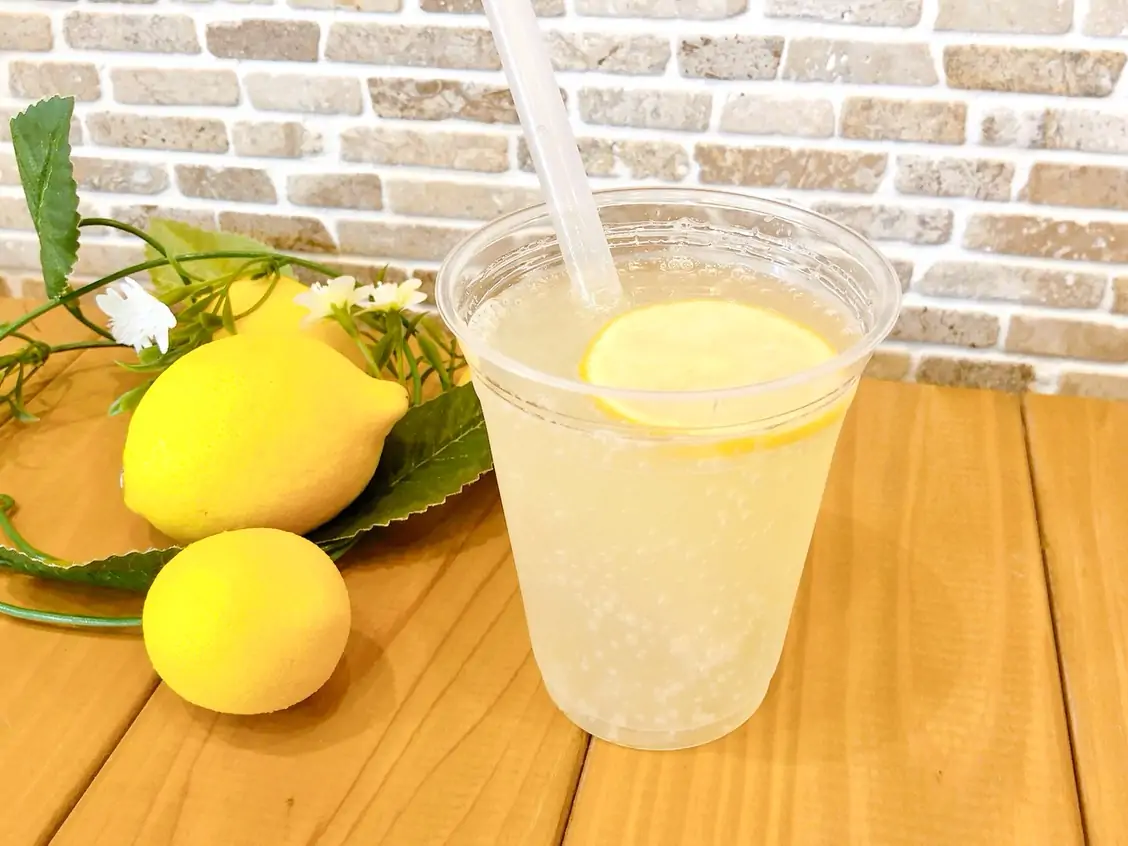 🍋ぷるぷるレモンスカッシュ🍋今年も登場しています♬瀬戸内レモン果汁を使用したちょうど良い酸味のレモンスカッシュにぷるぷるレモンゼリーを入れた毎年人気のレモンスカッシュ🍋 はぐみのレモンスカッシュには氷を全く入れていないのでジュースとゼリーをたっぷりお楽しみ頂けます 氷の代わりに凍らせたレモンの輪切りを入れているので、溶けてきたレモンをつぶすと更に酸味もアップしてお好みの酸味にも調整可能ですよ 最近本当に暑い日が続いていて🥵急な暑さにやられ気味な身体には爽やかなレモンスカッシュで元気をチャージしてください #レモンスカッシュ #レモネード #季節限定 #松戸ケーキ屋 #パティスリーはぐみ