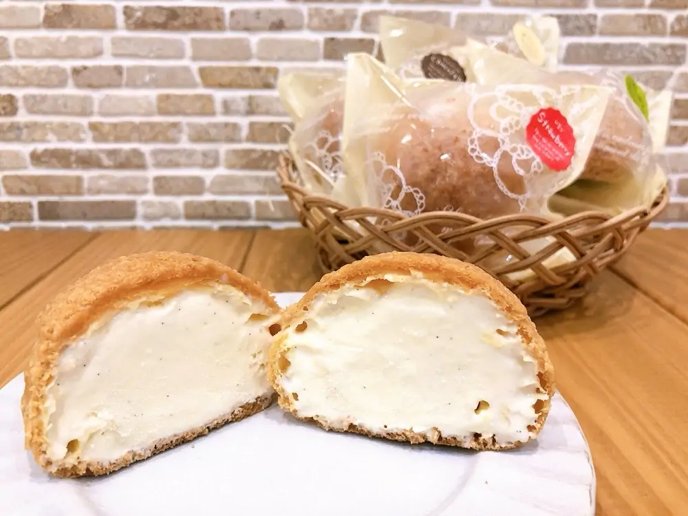 今年もシューアイス登場しています♡クッキー生地を乗せて焼き上げたはぐみの特製シュー生地に濃厚なアイスクリームをたっぷり詰めています 今出ているお味はバニラストロベリーチョコレート抹茶チョコミントの5種類 これからもう少しお味が増えるかもしれません♪ 満足感たっぷり♬のシューアイスますます暑くなるこの季節に是非♡ #シューアイス #アイスクリーム #クッキーシュー #パティスリーはぐみ #パティスリーhagumi